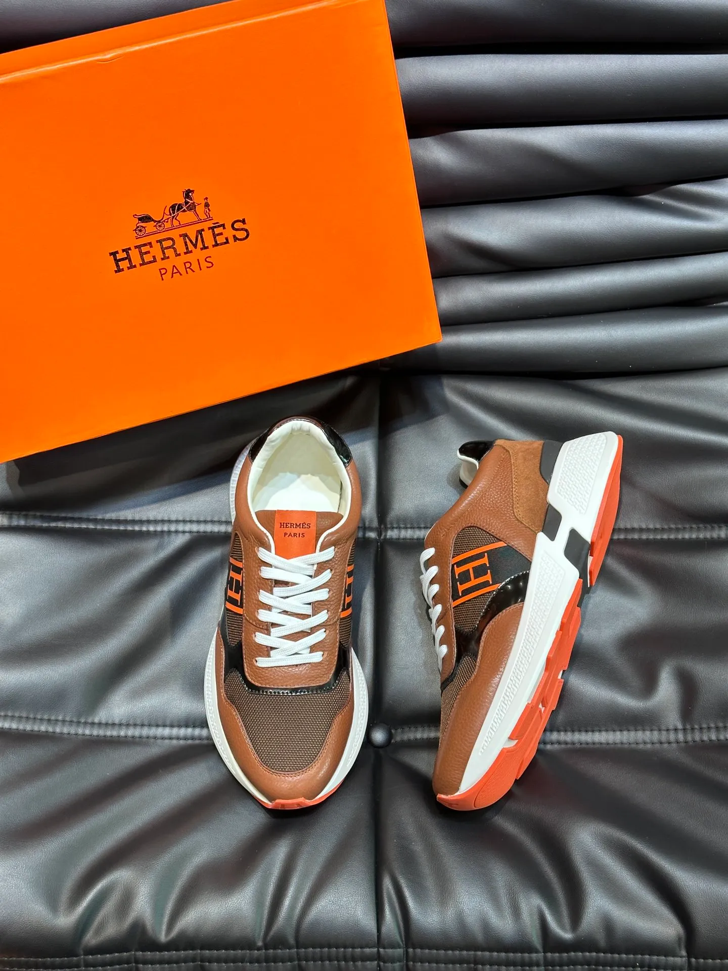Factory price: 520💰HERMES/Hermes Hugo thick-soled sneakers are casual men's shoes. These sneakers are made of imported first-layer cowhide leather and breathable mesh design. The contrasting color design creates a dynamic and modern shape. The front end of the toe is decorated with natural-color rubber inlays, making it novel and fashionable. The texture is incomparable, with cowhide lining and cowhide foot pads, the upper foot is comfortable and breathable, and the rubber sole is decorated with geometric patterns and iconic "H" details. A very personal one! Size: 39-44 (customized at 38.45)